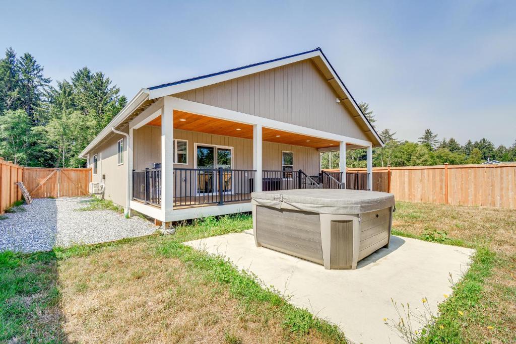 ein kleines Haus mit einem Whirlpool im Hof in der Unterkunft Westport Vacation Rental with Private Hot Tub! in Westport