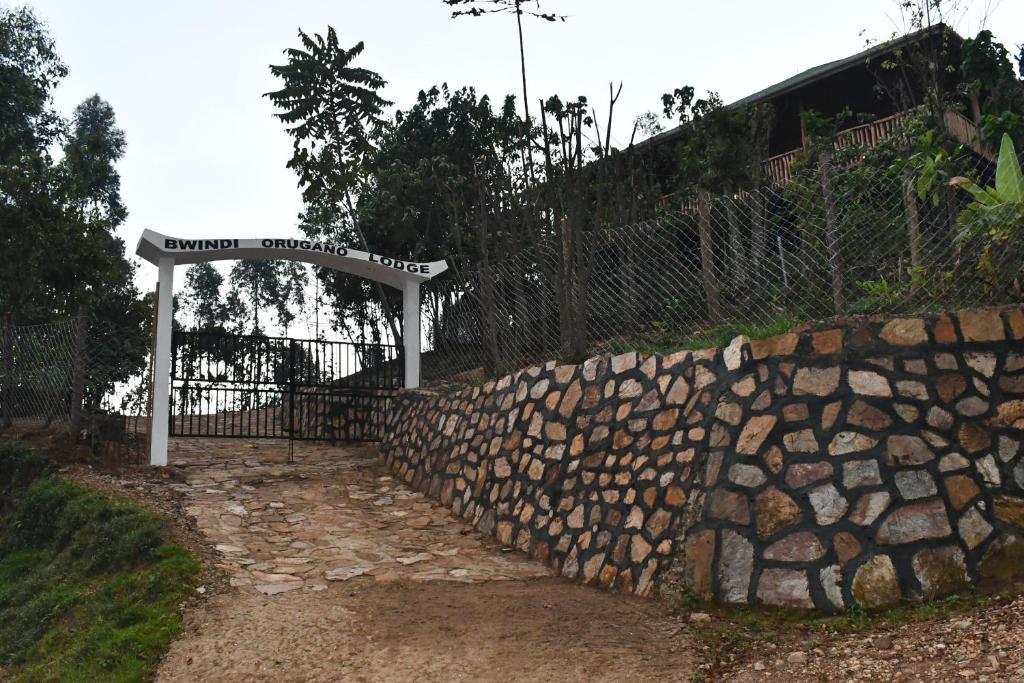 Kisoro的住宿－Bwindi Orugano Lodge，围栏,有门和石墙