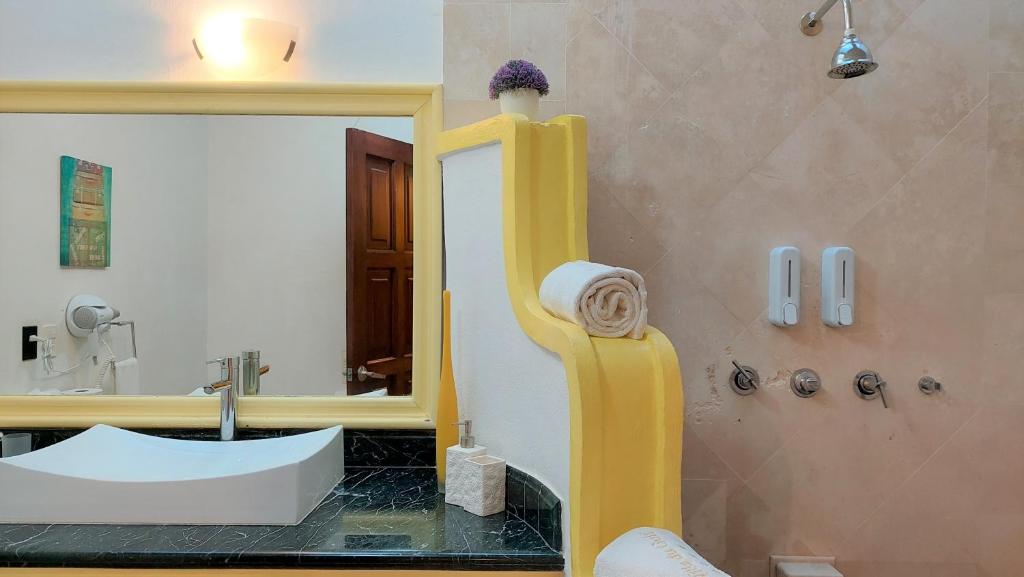 a bathroom with a sink and a mirror at La Villa du Golf à Cancun Hotel Boutique in Cancún