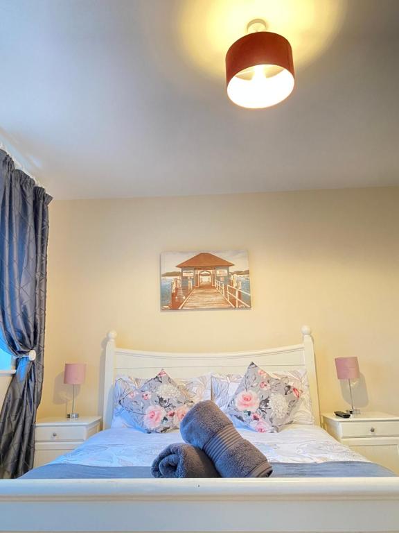 Un dormitorio con una cama con una manta azul. en Valentia Skellig Rooms en Valentia Island