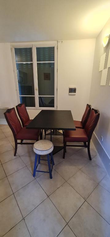 - une table de ping-pong et 2 chaises dans la chambre dans l'établissement Prdc0, au Blanc-Mesnil