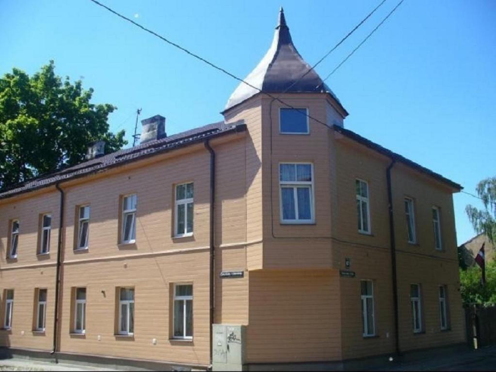 um edifício com uma torre em cima dele em Colorfull Experience in Hause built 1910 Fast free WiFi Free Parking em Riga