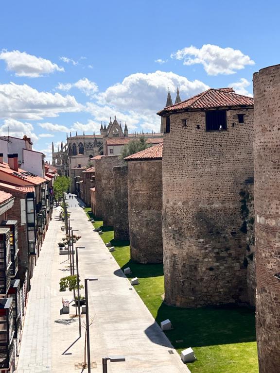 une vue sur une ruelle située entre deux bâtiments médiévaux dans l'établissement Apartamento La Muralla - leonapartamentos, à León