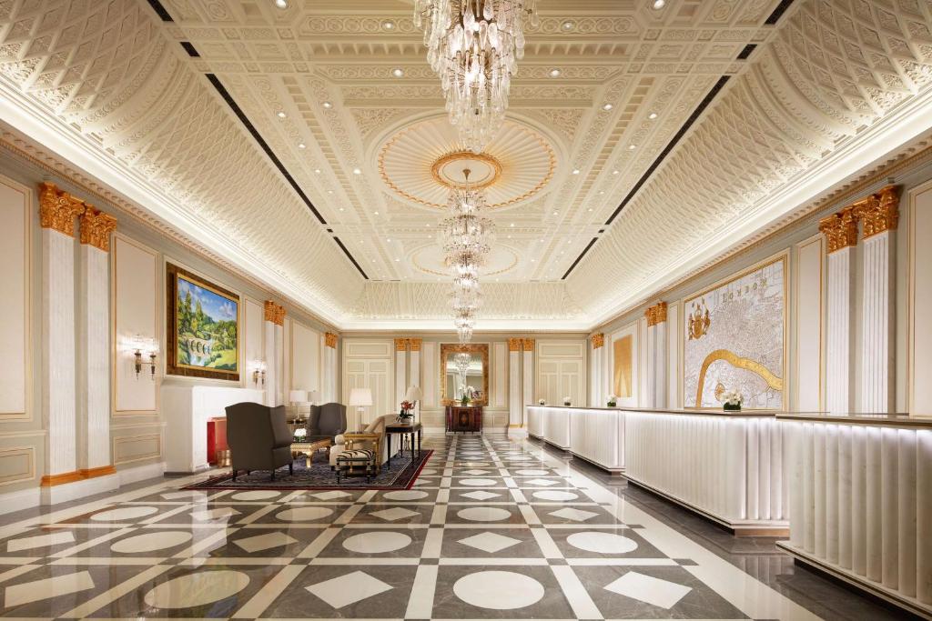 een lobby met een kroonluchter en een lange gang bij Conrad Macao in Macau