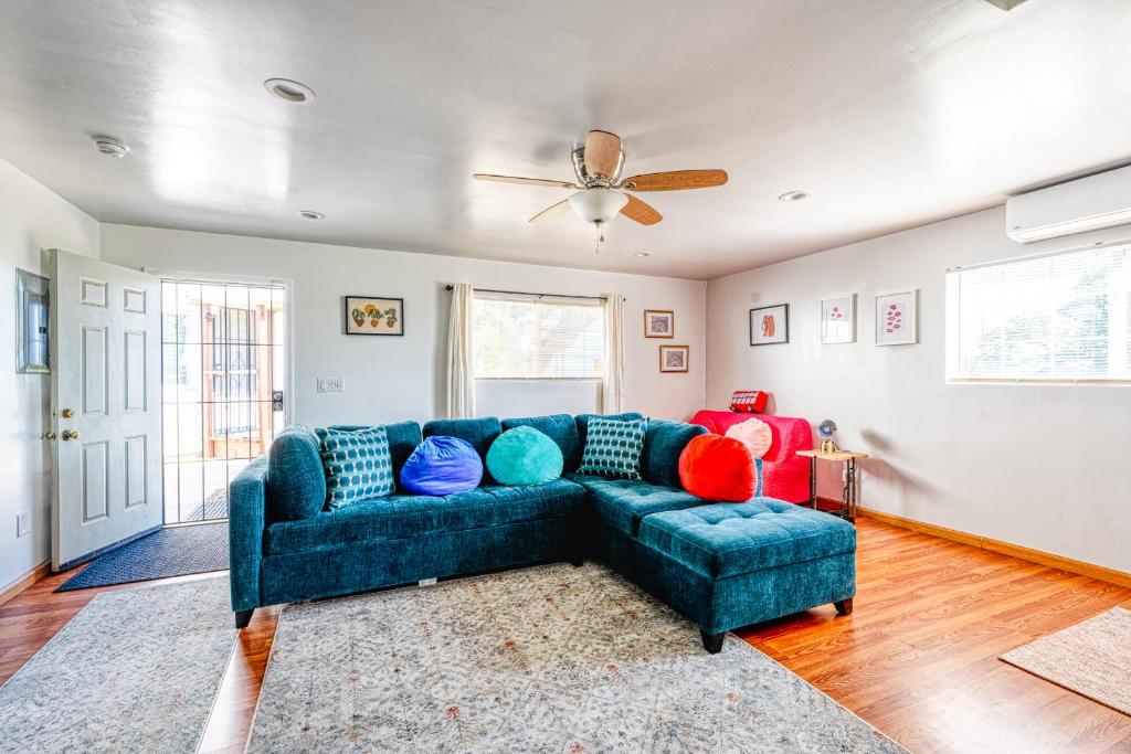 un soggiorno con divano blu e ventilatore a soffitto di The Marysville Dome - Grannie House a Marysville