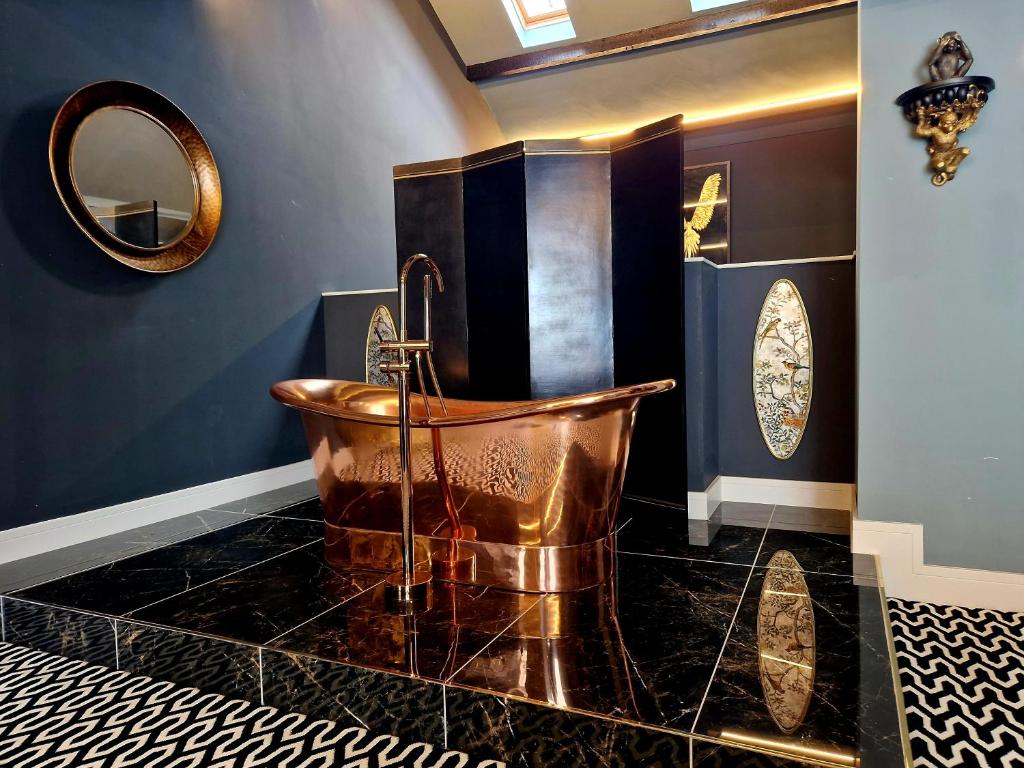 baño con bañera de cobre y paredes azules en The Hamilton - The Studio luxury holiday let's, en Scorton