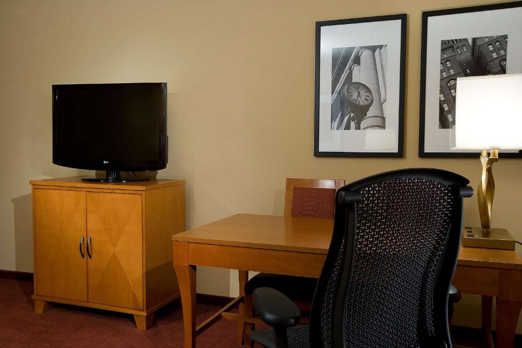 Embassy Suites by Hilton Kansas City International Airport - Suite King De Dos Habitaciones: No Fumar