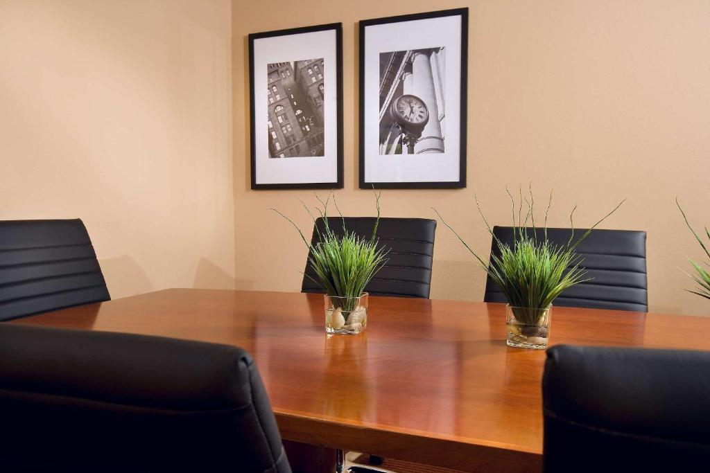 Embassy Suites by Hilton Kansas City International Airport - King Boardroom Suite: No Fumador