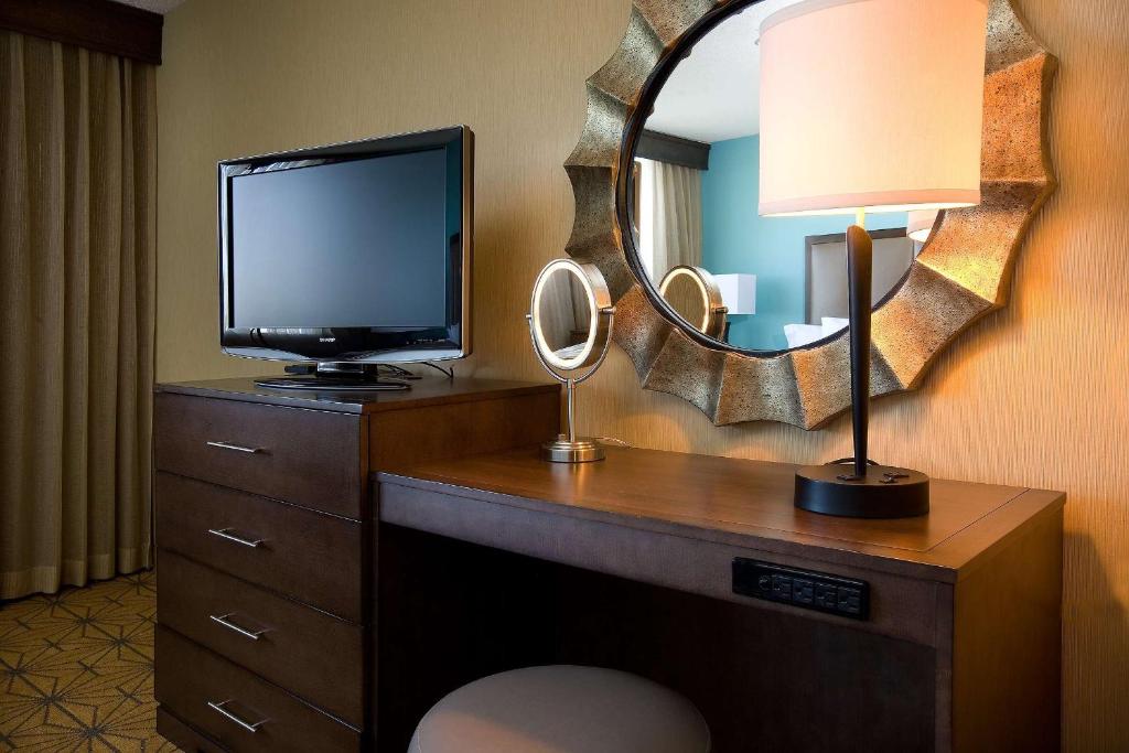 Embassy Suites by Hilton Kansas City International Airport - King Custom Suite: No Fumador