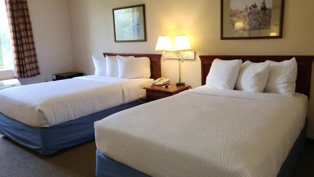 West Liberty的住宿－Magnuson Hotel West Liberty，酒店客房带两张床和电话