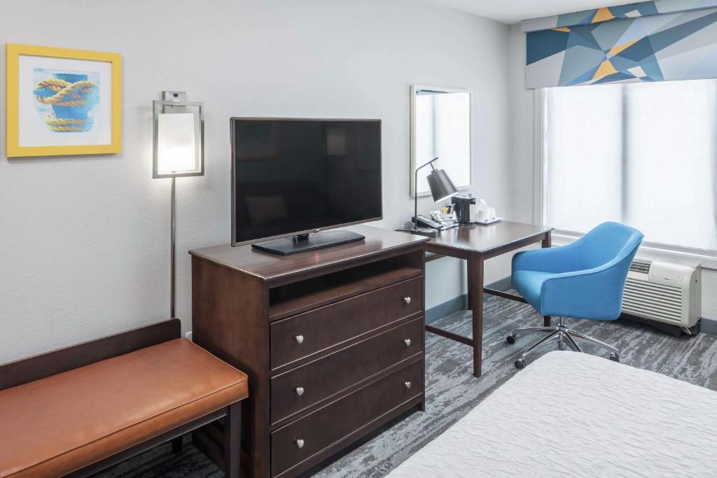 Hampton Inn & Suites Miami-Doral Dolphin Mall - King Room With Sofa Bed And Study - Non-Smoking