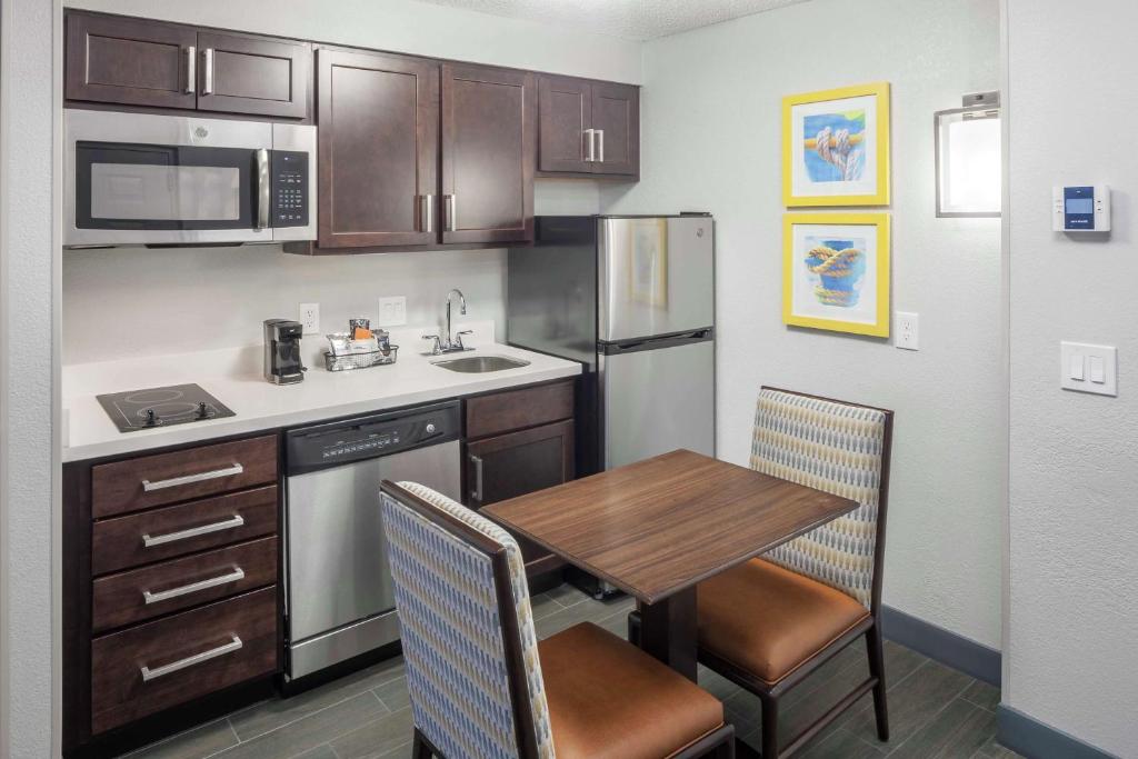 Hampton Inn & Suites Miami-Doral Dolphin Mall - Suite Queen De 1 Dormitorio Con Sofá Cama