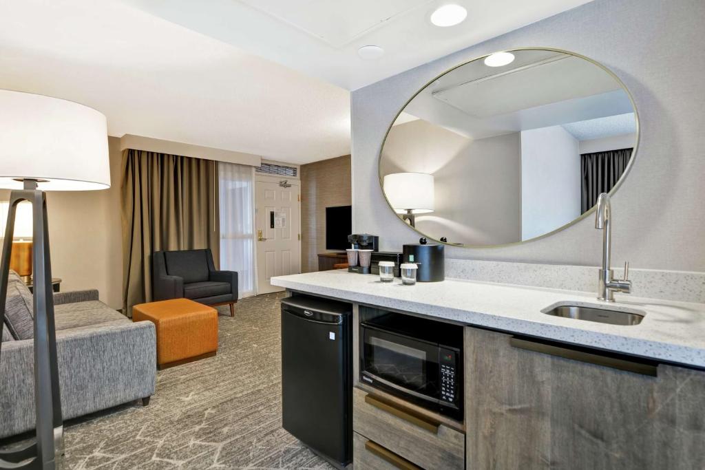 Embassy Suites by Hilton Minneapolis Airport photo