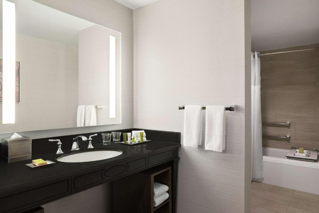 Hilton New Orleans / St. Charles Avenue - 