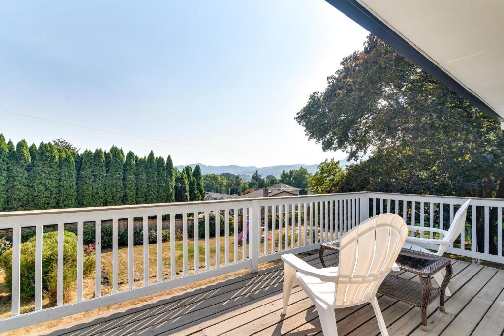 Serene Forest Grove Home with Deck and Stunning Views!, Forest Grove