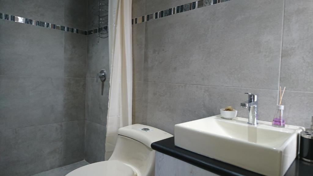 Koupelna v ubytování Tin House Quito