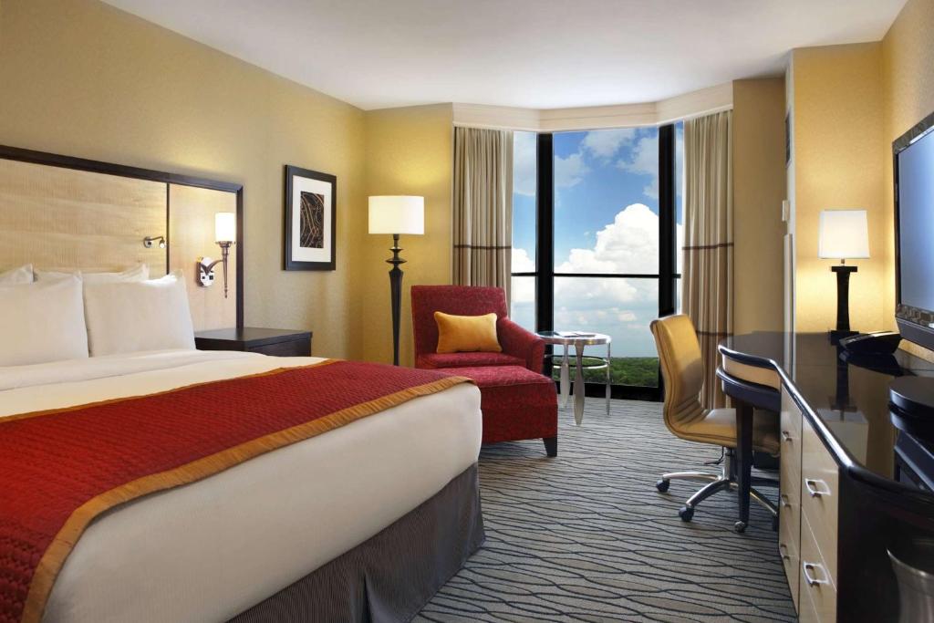Hilton Rosemont Chicago O'Hare - 带浴缸的王室 - 机动性和听力通道