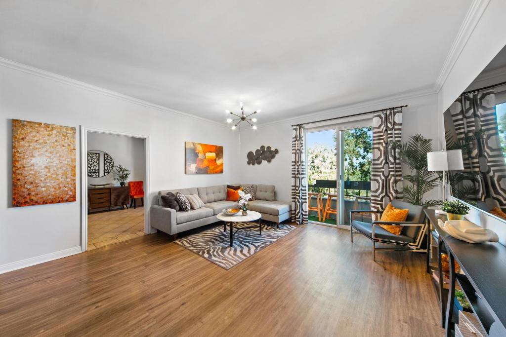 ein Wohnzimmer mit einem Sofa und einem Tisch in der Unterkunft Beverly Hills 2 bed 2 bath Penthouse with Den and Parking 414 in Los Angeles