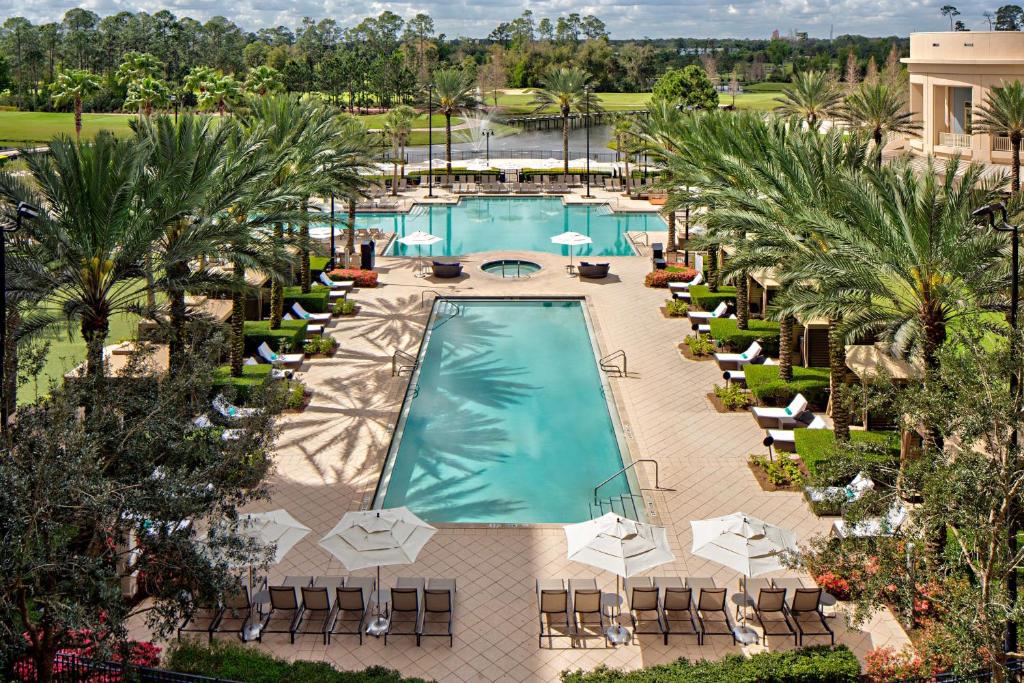 una vista aérea de una piscina en un complejo en Waldorf Astoria Orlando, en Orlando