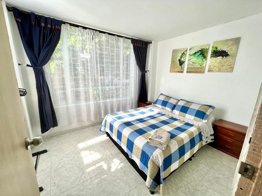 a bedroom with a bed and a window at Apartaestudio para 5 personas en el centro Pereira in Pereira