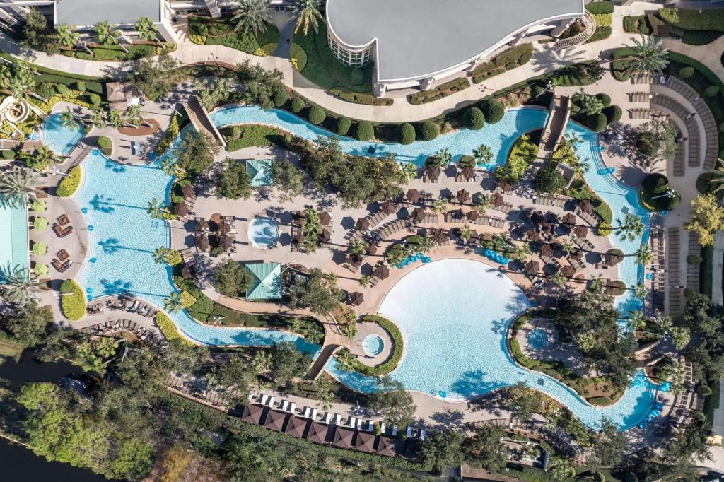 einem Luftblick auf den Pool in einem Resort in der Unterkunft Signia by Hilton Orlando Bonnet Creek in Orlando