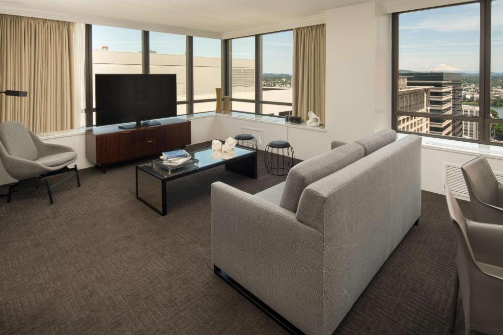 Hilton Portland Downtown - King Suite