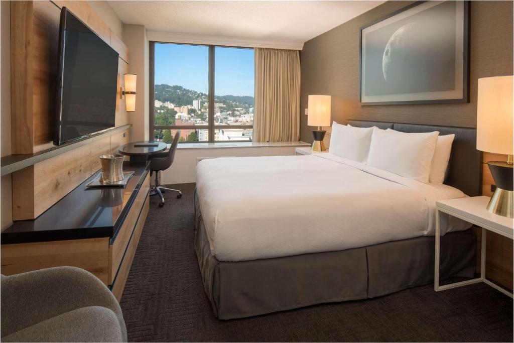Hilton Portland Downtown - King Room With City View - High Floor