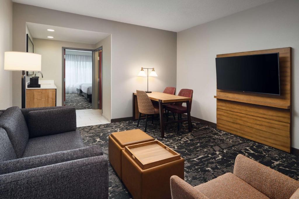 Embassy Suites by Hilton Hampton Convention Center photo