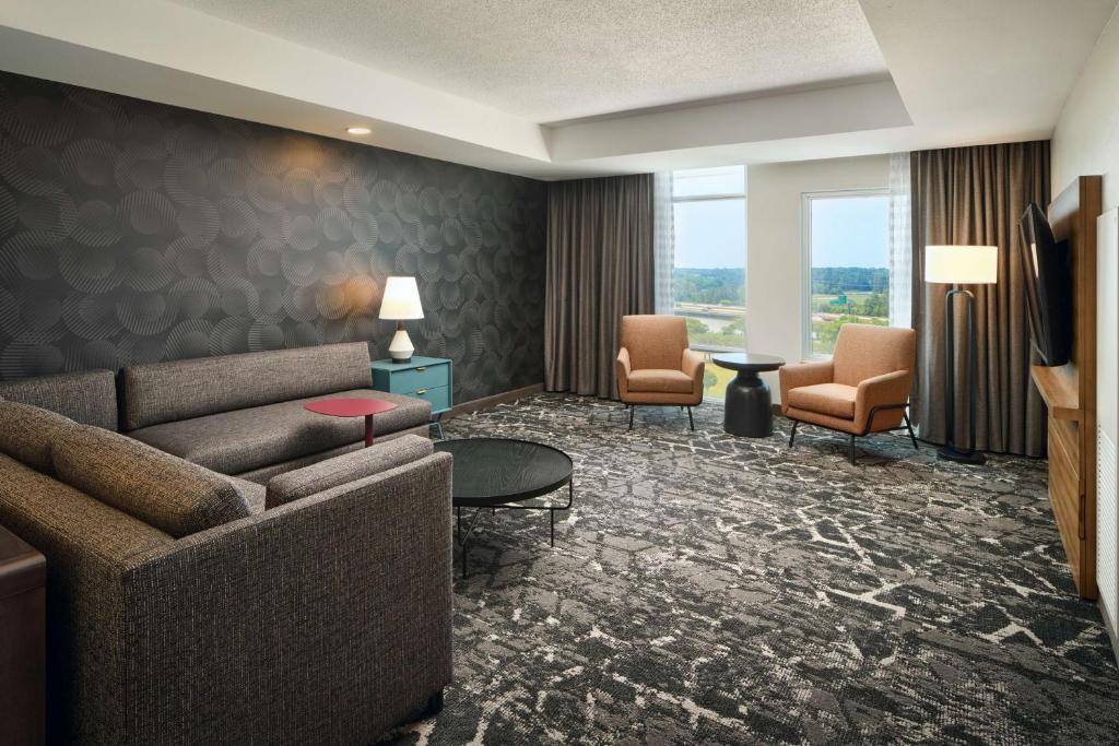 Embassy Suites by Hilton Hampton Convention Center photo