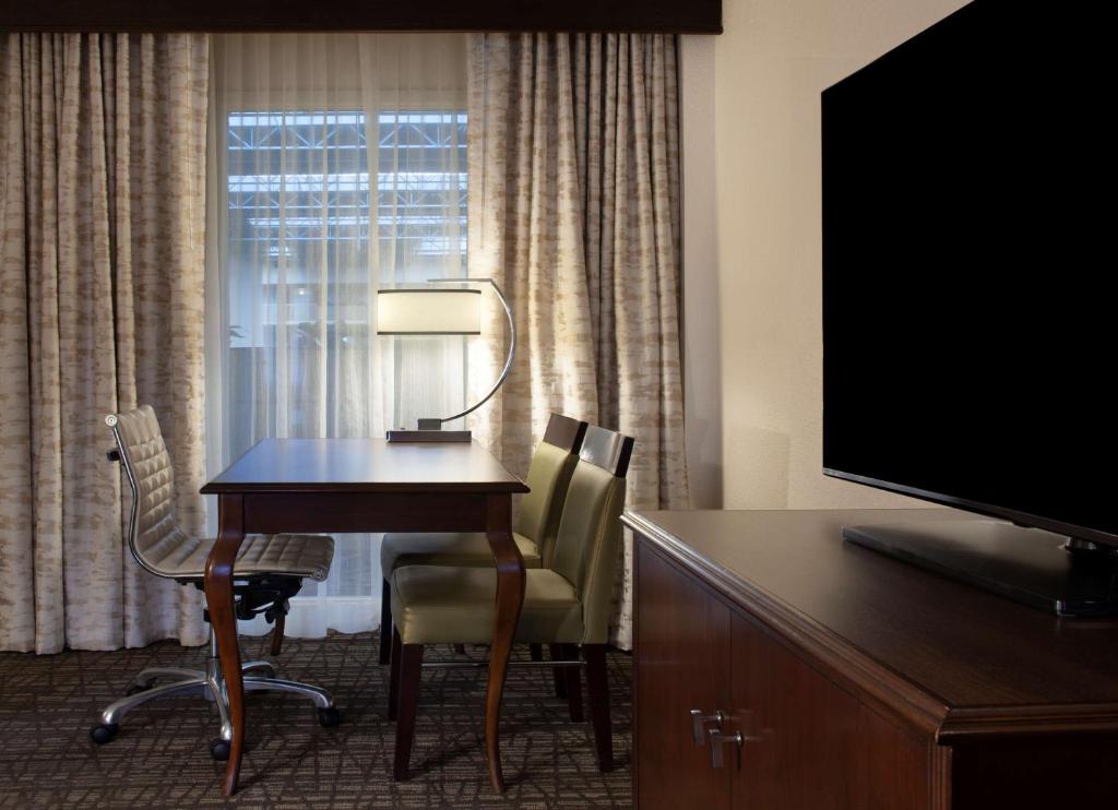 Embassy Suites by Hilton Philadelphia Airport - Premium Double Suite