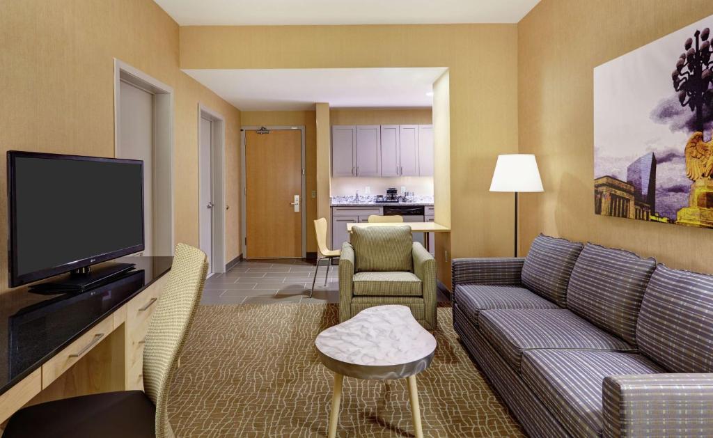 DoubleTree by Hilton Hotel Philadelphia Center City - King Suite With Kitchenette