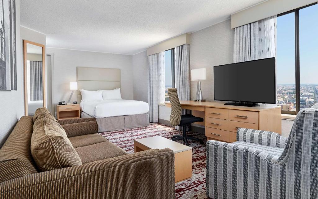 DoubleTree by Hilton Hotel Philadelphia Center City - Queen Room With City View - High Floor
