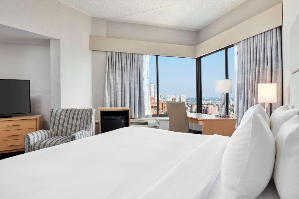 DoubleTree by Hilton Hotel Philadelphia Center City - King Room With City View - High Floor