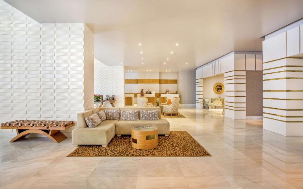 uma sala de estar com um sofá e uma mesa em Waldorf Astoria Panama na Cidade do Panamá