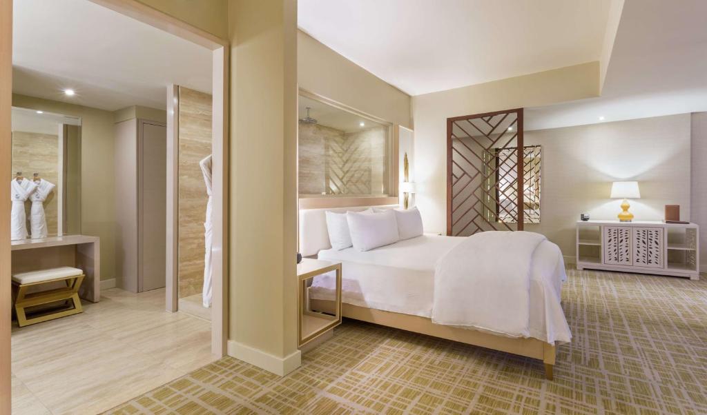 Postel nebo postele na pokoji v ubytování Waldorf Astoria Panama
