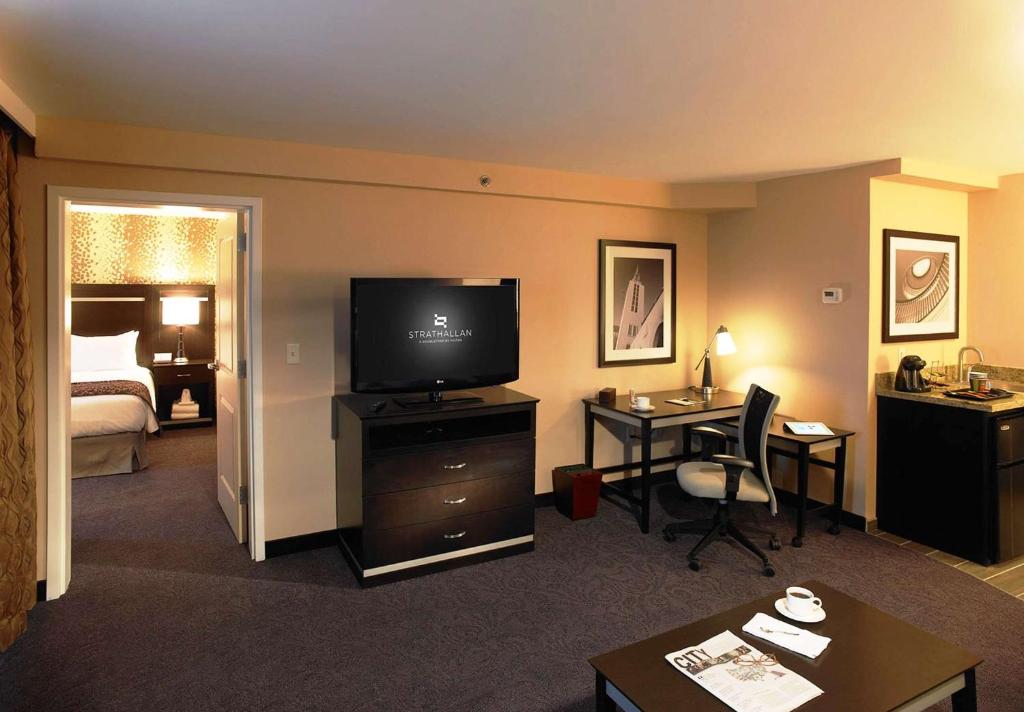TV a/nebo společenská místnost v ubytování The Strathallan - a DoubleTree by Hilton