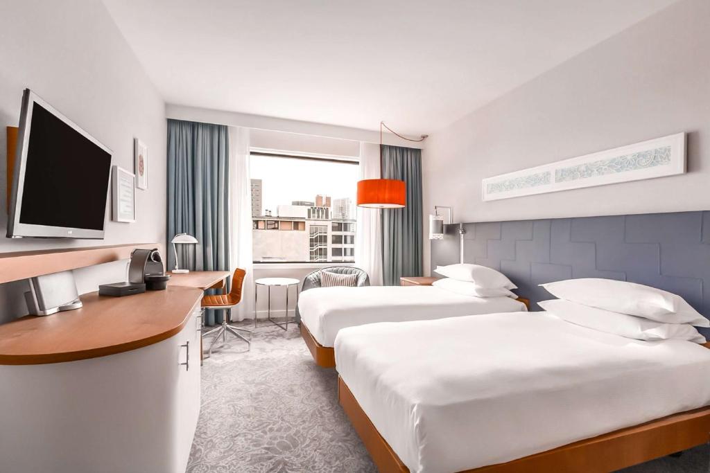 TV a/nebo společenská místnost v ubytování Hilton Rotterdam