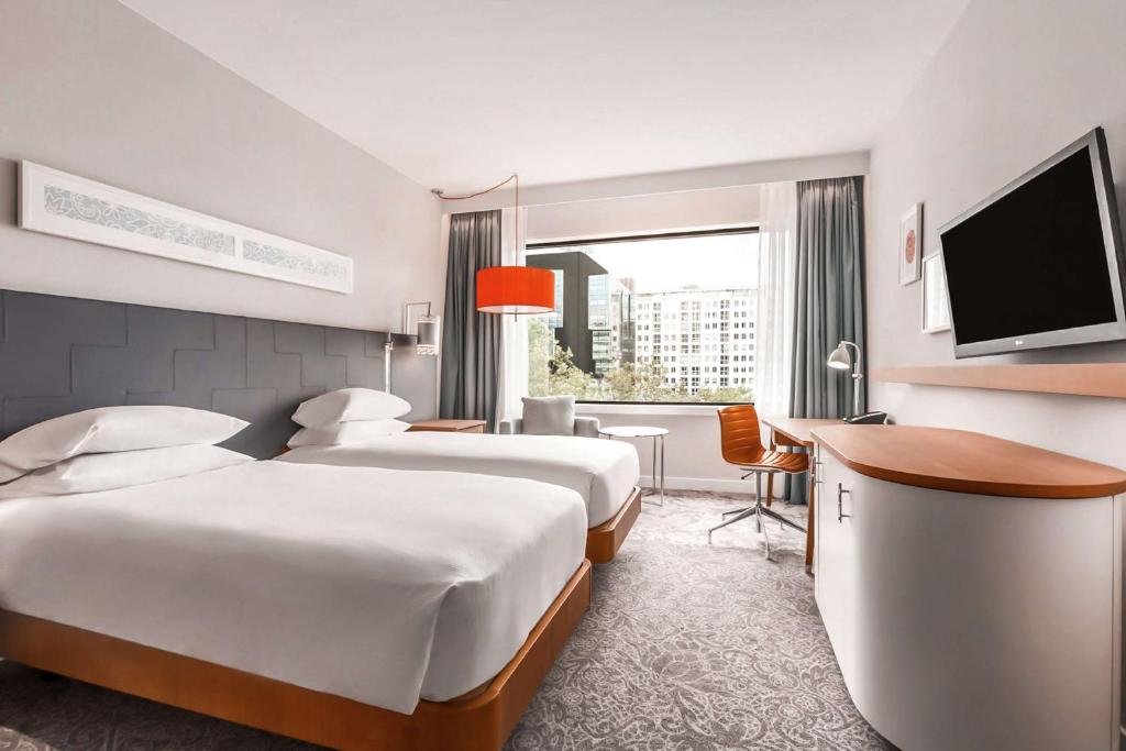 Postel nebo postele na pokoji v ubytování Hilton Rotterdam