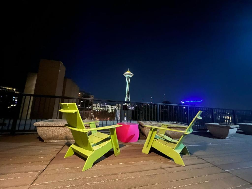 Φωτογραφία από το άλμπουμ του Cozy Downtown Condo Retreat with Space Needle View στο Σιάτλ