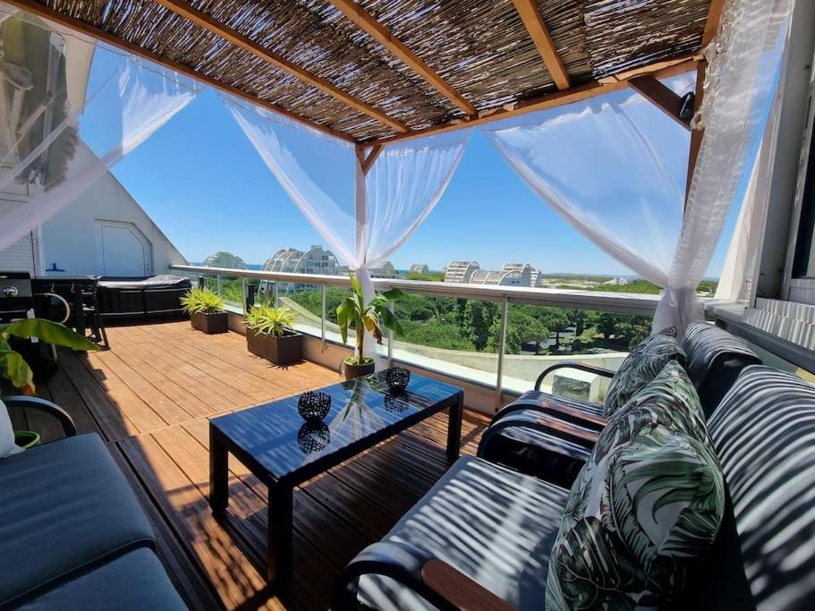 un soggiorno con un divano e un tavolo di Appartement La Pergola a La Grande-Motte