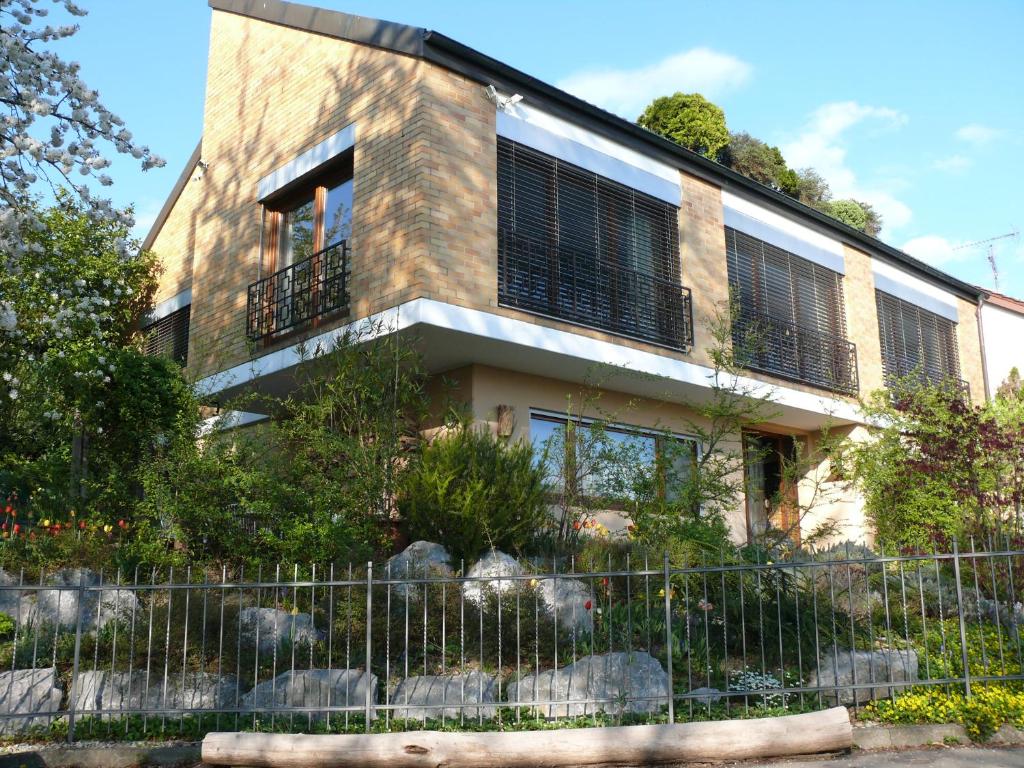 un edificio con una valla delante en Ferienwohnung Urban - AHORN -- Meersburg, en Meersburg