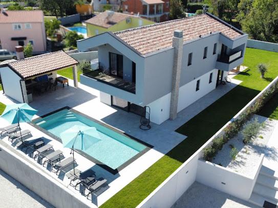 een luchtzicht op een huis met een zwembad bij Villa Istra Relax Sapphire in Rebići