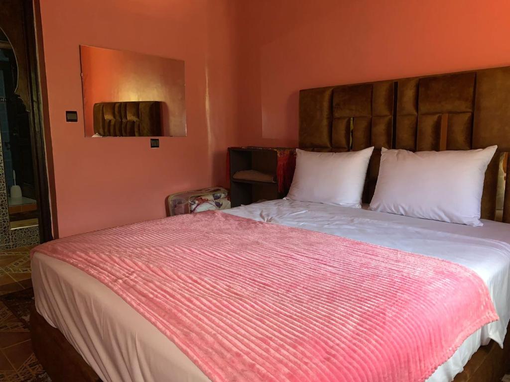 Postel nebo postele na pokoji v ubytování Oussaya House