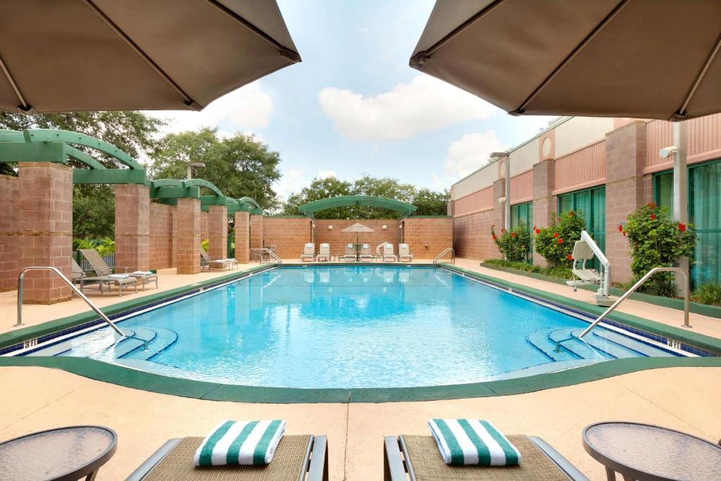 Embassy Suites by Hilton Tampa USF Near Busch Gardens photo