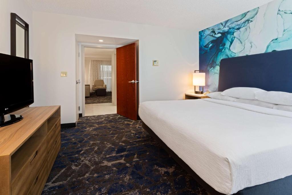 Embassy Suites by Hilton Tampa USF Near Busch Gardens photo