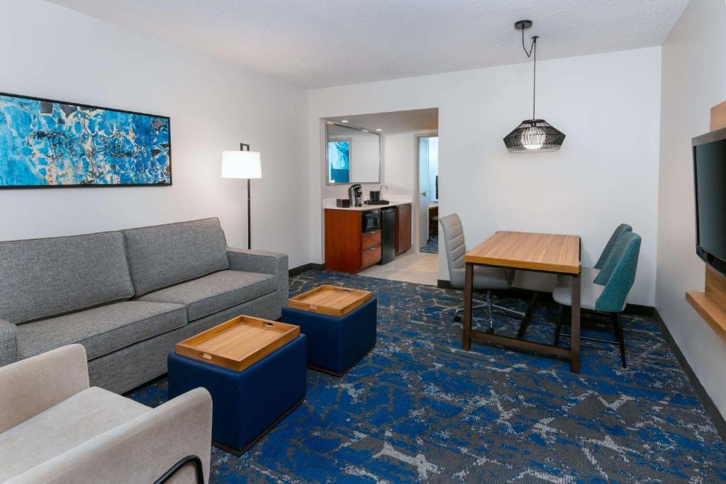 Embassy Suites by Hilton Tampa USF Near Busch Gardens photo