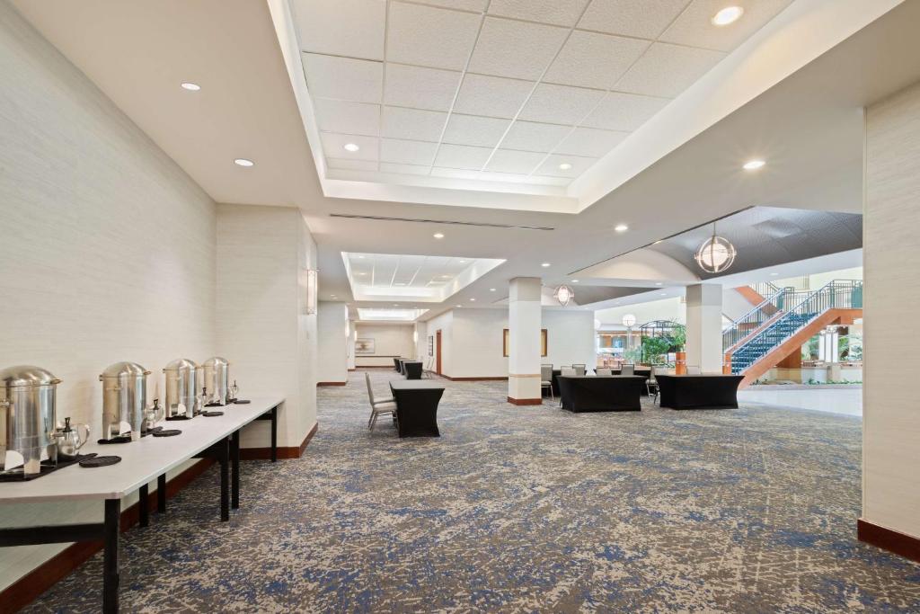 Embassy Suites by Hilton Tampa USF Near Busch Gardens photo