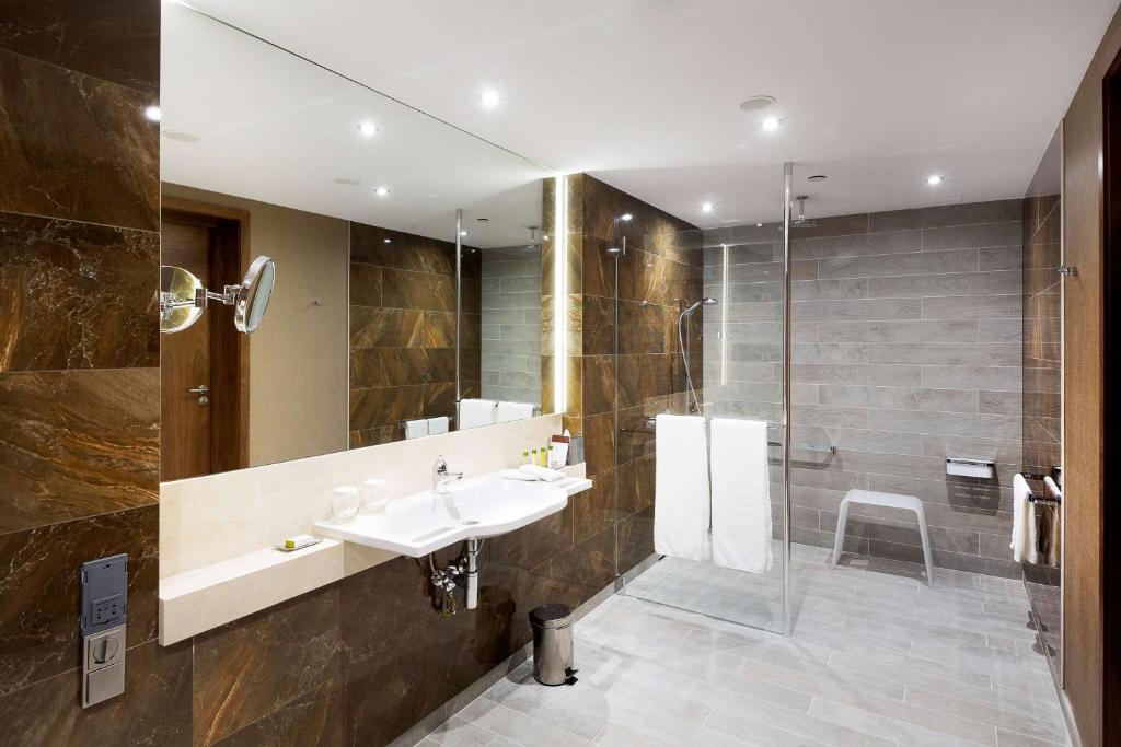 DoubleTree by Hilton Hotel & Conference Centre Warsaw - King Room - Acceso A La Movilidad