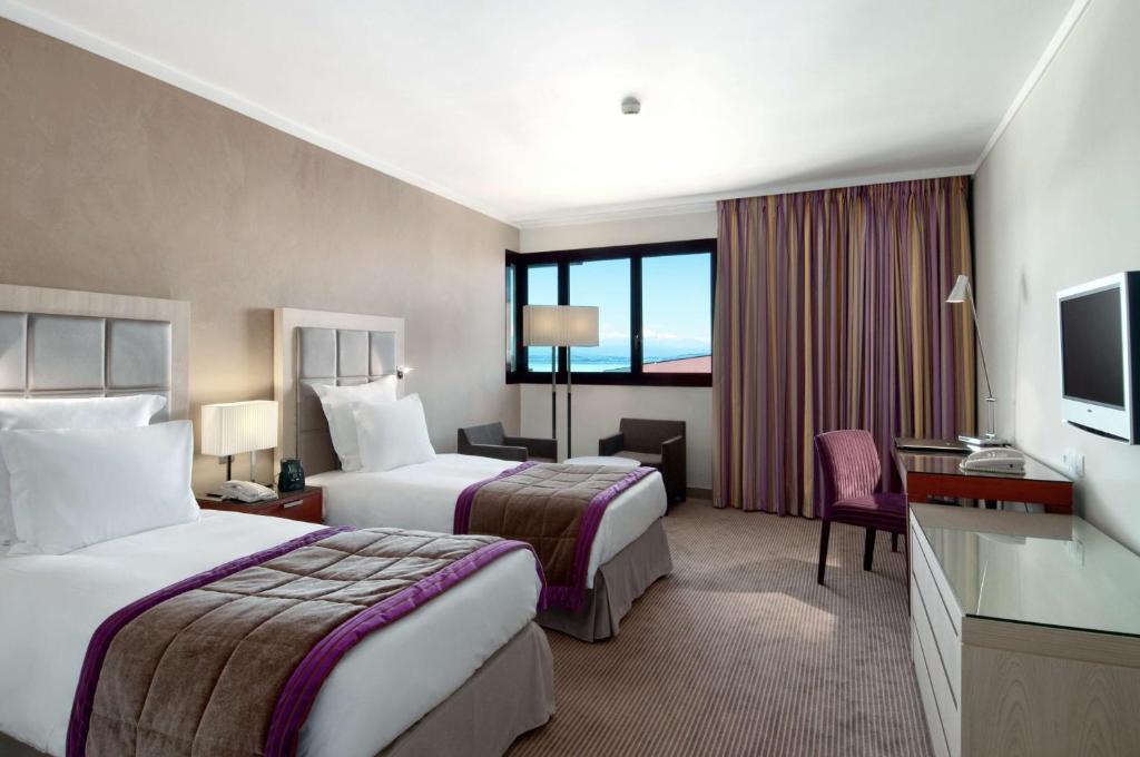 Postel nebo postele na pokoji v ubytování Hilton Evian Les Bains