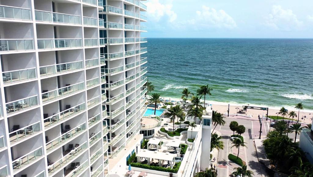 vistas al océano desde el balcón de un edificio en Hilton Fort Lauderdale Beach Resort, en Fort Lauderdale